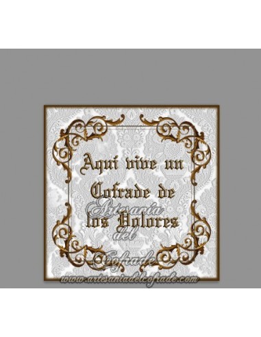 Azulejo con el texto de Aqui vive un cofrade de los Dolores, solo disponible en nuestra tienda de Semana Santa