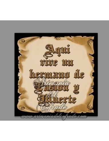 Azulejo cuadrado con el texto Aquí vive un Hermano de Pasión y Muerte, Solo en venta en esta Tienda de Semana Santa