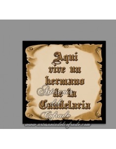 Azulejo con el texto de Aquí vive un Hermano de la Candelaria en venta - En venta en nuestra Tienda de Articulos Religiosos