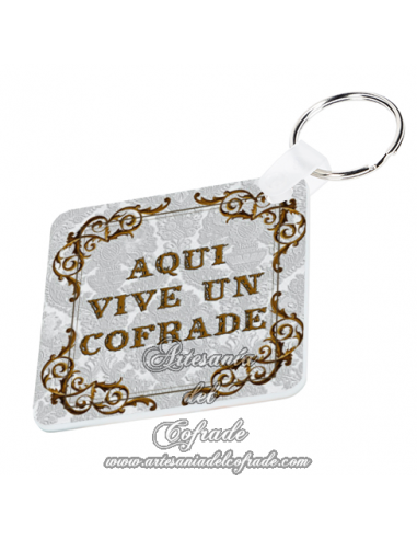 Llavero cuadrado con el texto Aqui vive un cofrade,solo en venta en tu tienda ARTESANIA DEL COFRADE