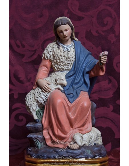 Figura de la Divina Pastora de 23,50 ctm de pasta cerámica policromada con oleos y patinada en venta