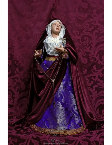 En venta esta bonita Virgen Dolorosa de 60 ctm de altura vestida solo en nuestra tienda cofrade.