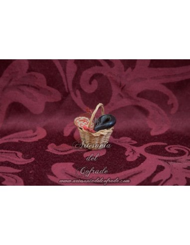 Cesta de mimbre con butifarra y chorizo  para Belén