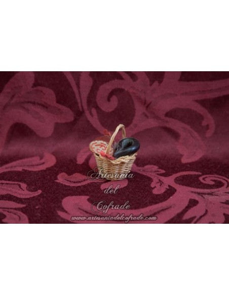 Cesta de mimbre con butifarra y chorizo  para Belén