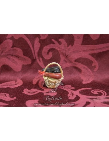 Cesta de mimbre con butifarra y chorizo  para Belén