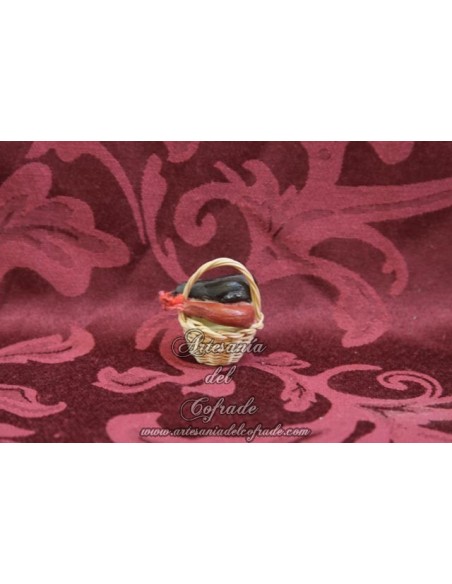 Cesta de mimbre con butifarra y chorizo  para Belén